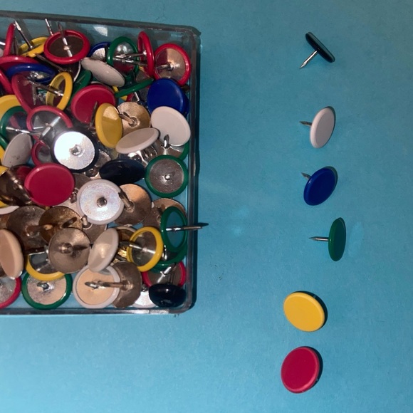Assorted Flat Push Pins Pack - Picture 2 of 6
